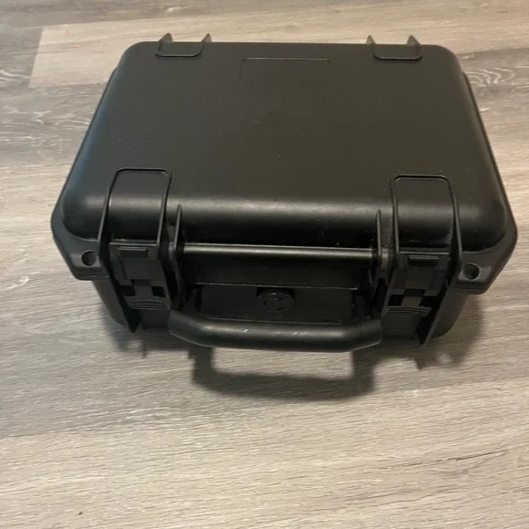 Meta OCU LUS VR Headset with Controllers and Protective Case